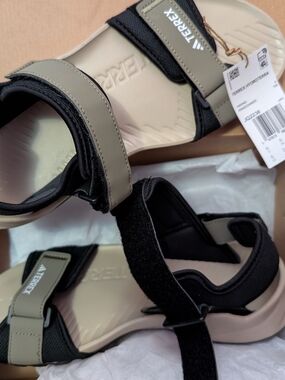 BNWT Adidas TERREX Sandals Sz 7 in Olive/Black.